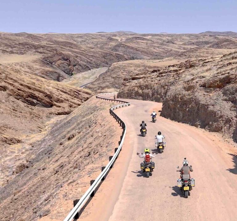 Gruppo di moto in Namibia
