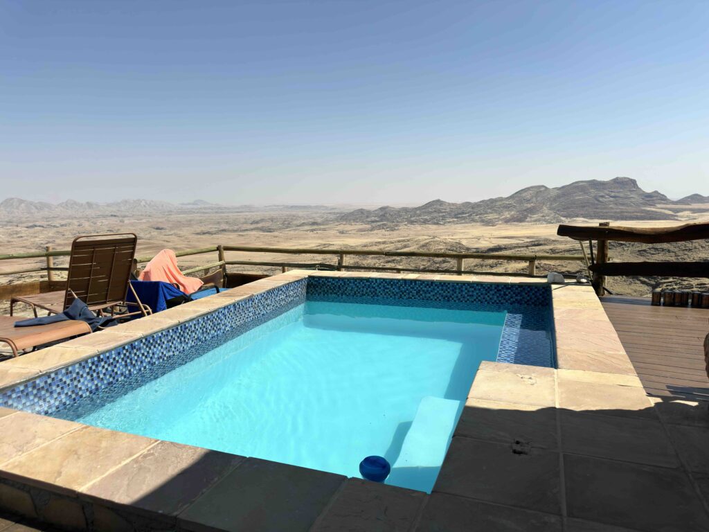 Piscina sulla savana